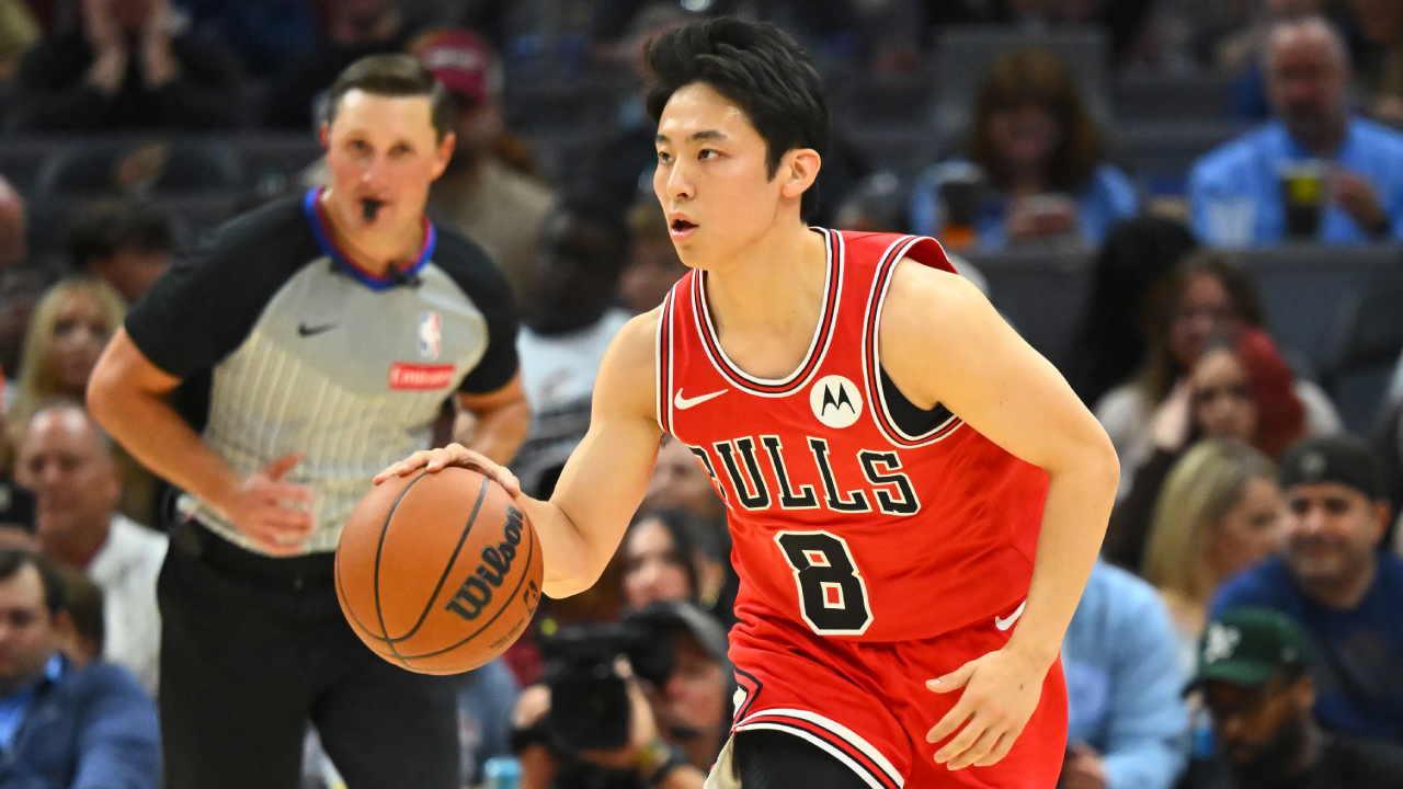 Selama pramusim 2025–26, Yuki Kawamura tampil dalam dua pertandingan untuk Bulls, mencetak 6 poin, 8 assist, dan 8 rebound dalam total 21 menit. (Foto: AP)