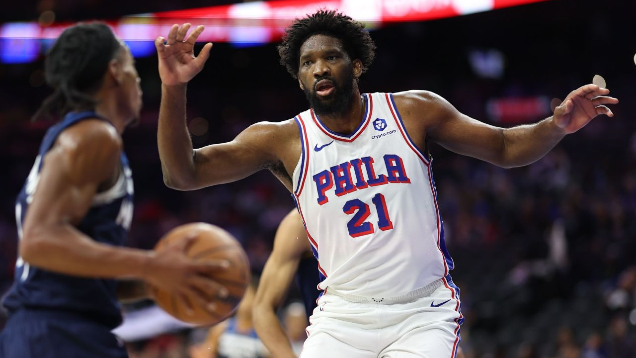 Joel Embiid melakukan debut pramusimnya melawan Minnesota Timberwolves. (Foto: AP)