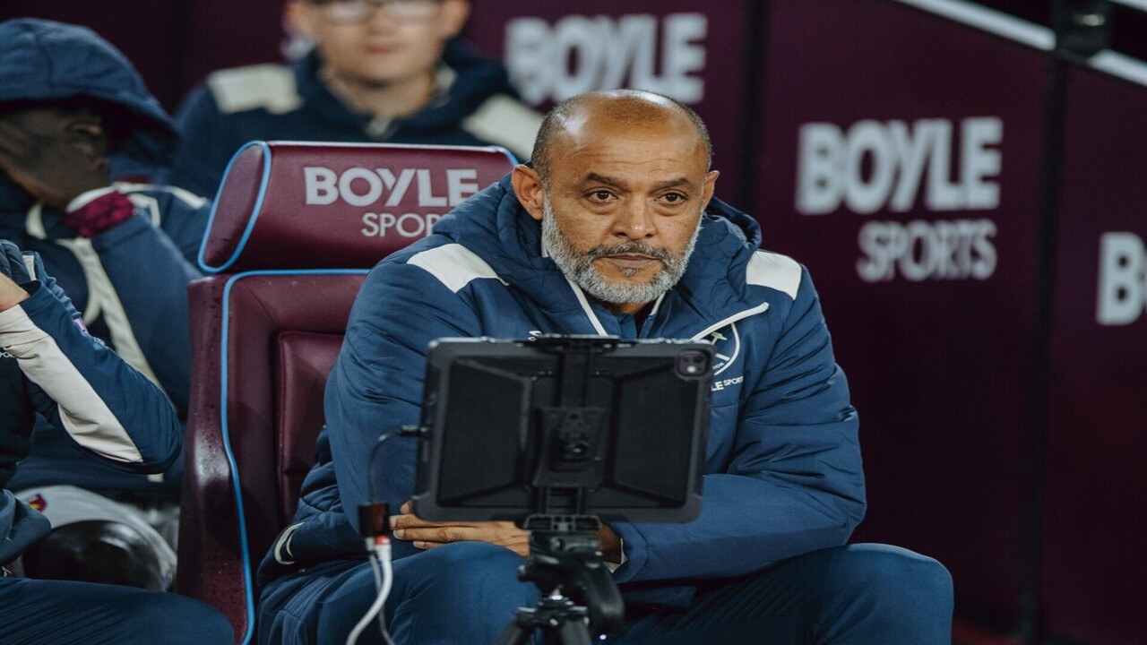 Nuno Espirito Santo secara terbuka mengakui West Ham dalam keterpurukan, usai takluk dari Brentford di pekan ke-8 Premier League dini hari tadi (21/10) / via Getty Images