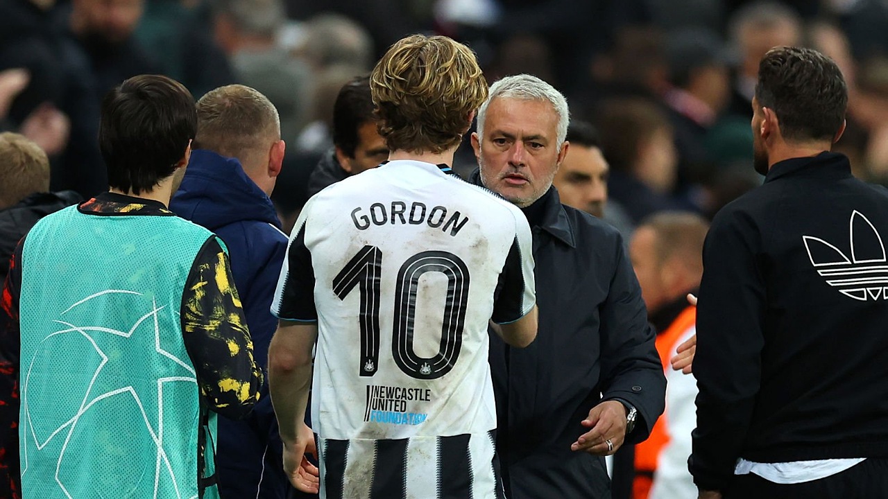 Anthony Gordon dan Jose Mourinho