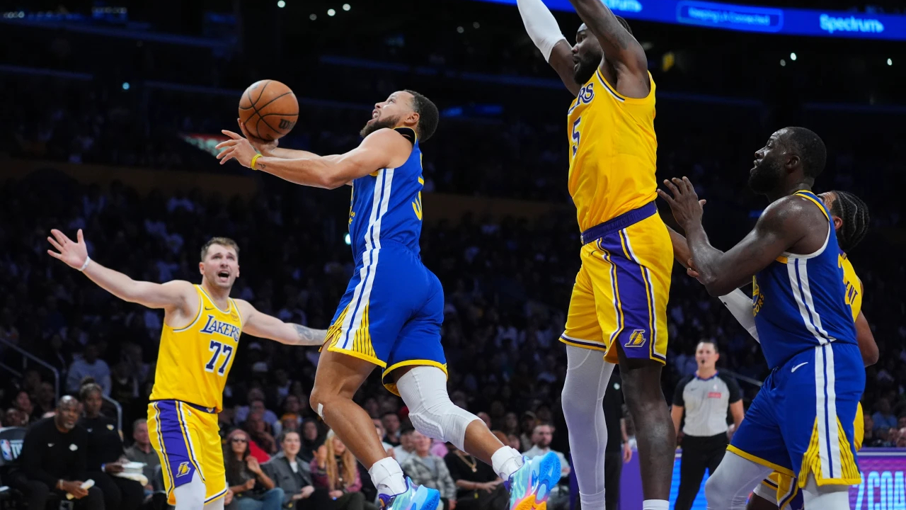 Stephen Curry (kedua dari kiri) mencetak 23 poin saat Golden State Warriors meraih kemenangan 119-109 atas Los Angeles Lakers pada Selasa (21/10) malam. (Foto: AP)