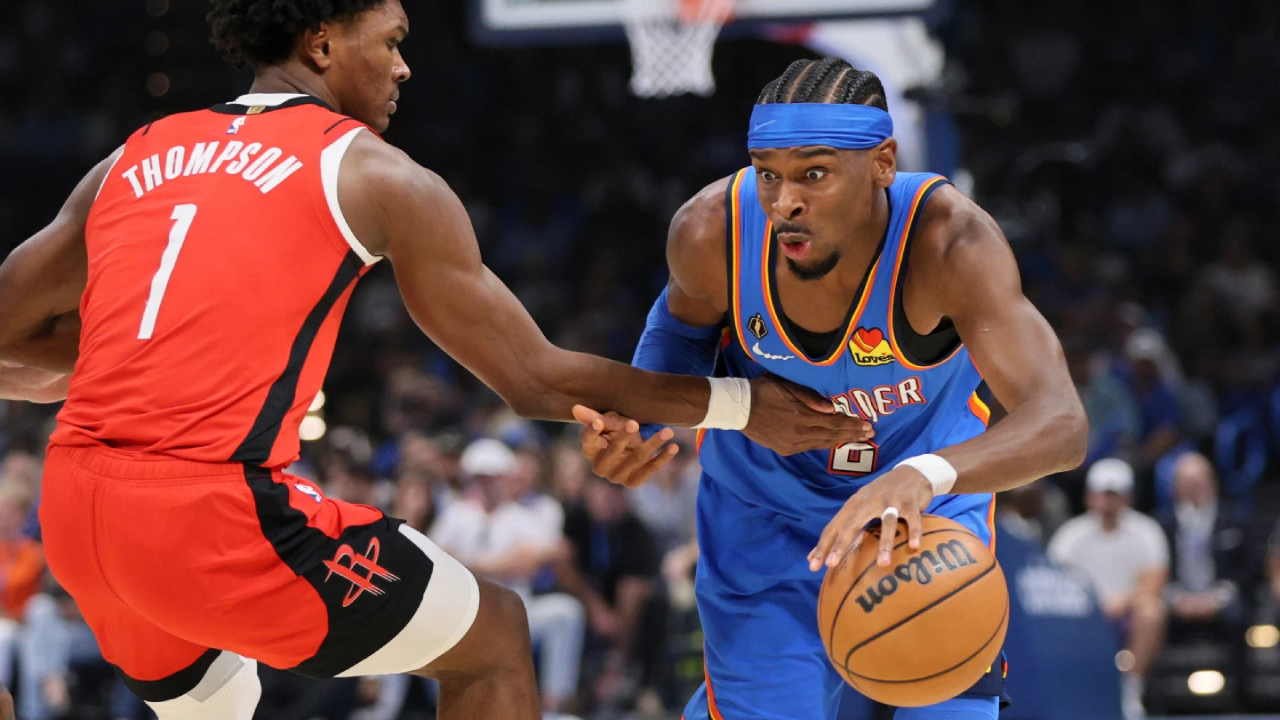 Shai Gilgeous-Alexander (kanan) mencetak 35 poin saat Oklahoma City Thunder meraih kemenangan 125-124 via dua perpanjangan waktu atas Houston Rockets pada Selasa (21/10).