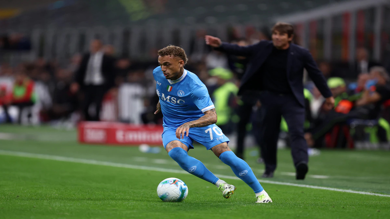 Antonio Conte buka suara soal alasannya jarang memainkan Noa Lang sebagai starter di Napoli / via Getty Images