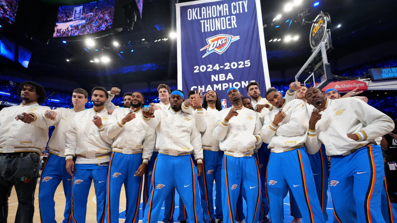 Para pemain Oklahoma City Thunder berpose di depan banner juara sambil memamerkan cincin juara mereka. (Foto: AP)