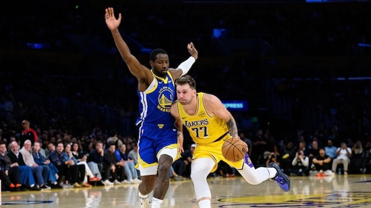Warriors Pecundangi Lakers di Laga Perdana NBA