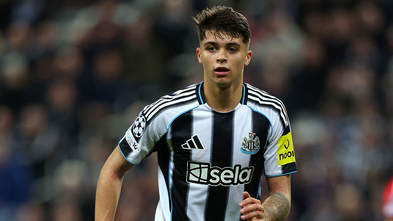 Lewis Miley diberi wejangan oleh manajer Newcastle, Eddie Howe
