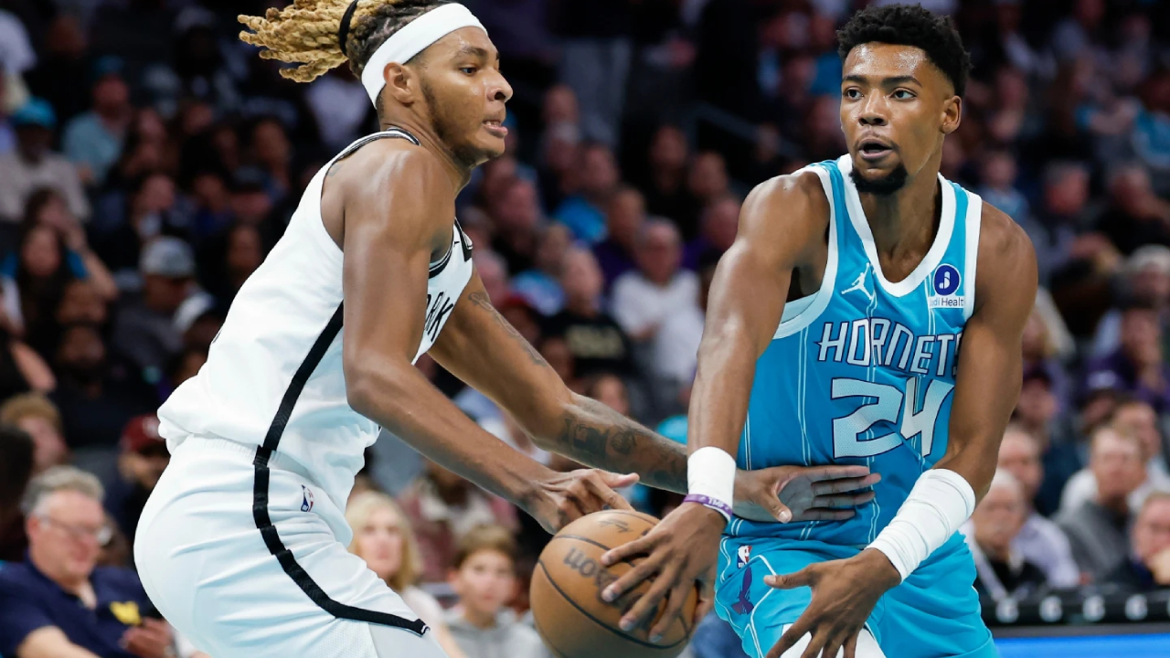 Brandon Miller (kanan) mencetak 25 poin saat Charlotte Hornets meraih kemenangan 136-117 atas tim tamu Brooklyn Nets pada Rabu (22/10) malam. (Foto: AP)