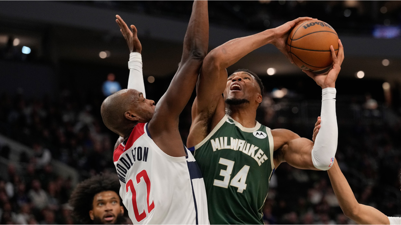 Giannis Antetokounmpo (kanan) mencetak 37 poin saat Milwaukee Bucks meraih kemenangan 133-120 pada Rabu (22/10) malam. (Foto: AP)