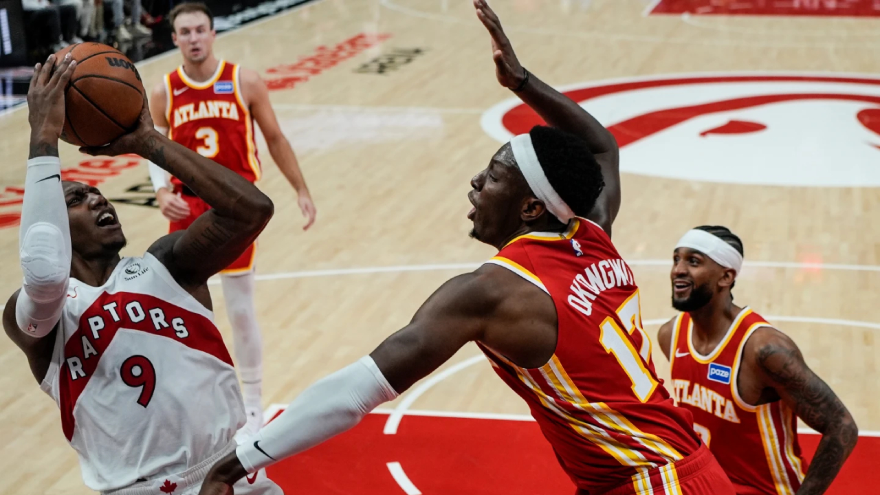 RJ Barrett (kiri) mencetak 25 poin saat Toronto Raptors meraih kemenangan 138-118 atas Atlanta Hawks pada Rabu (22/10). (Foto: AP)