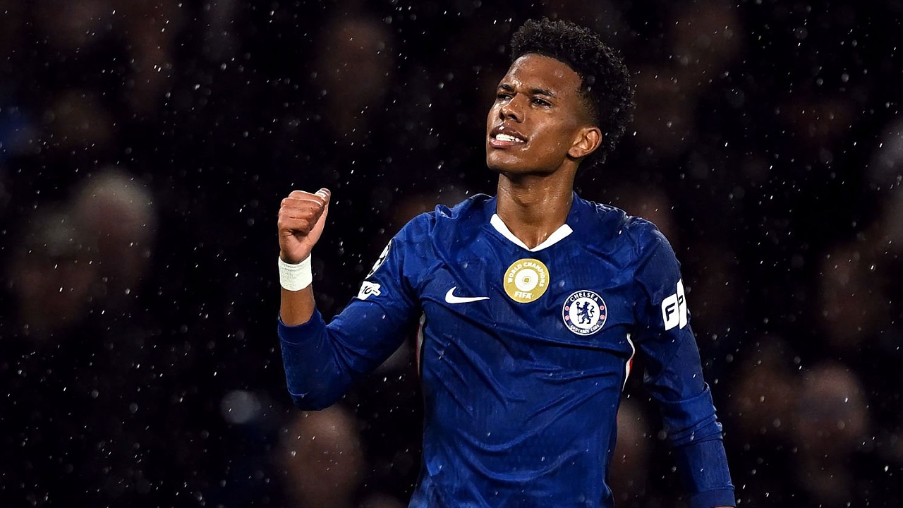 Estevao dipuji rekan setimnya di Chelsea, Jorrel Hato