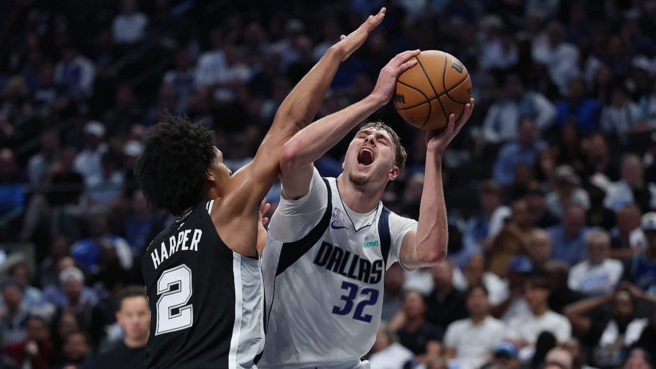 Anthony Davis bela Cooper Flagg yang melempem di laga perdananya.