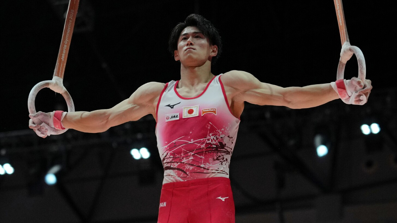 Daiki Hashimoto mencatat total skor 85,131, mengalahkan Zhang Boheng dari China (84,333) dan Noe Seifert dari Swiss (82,831). (Foto: AP)