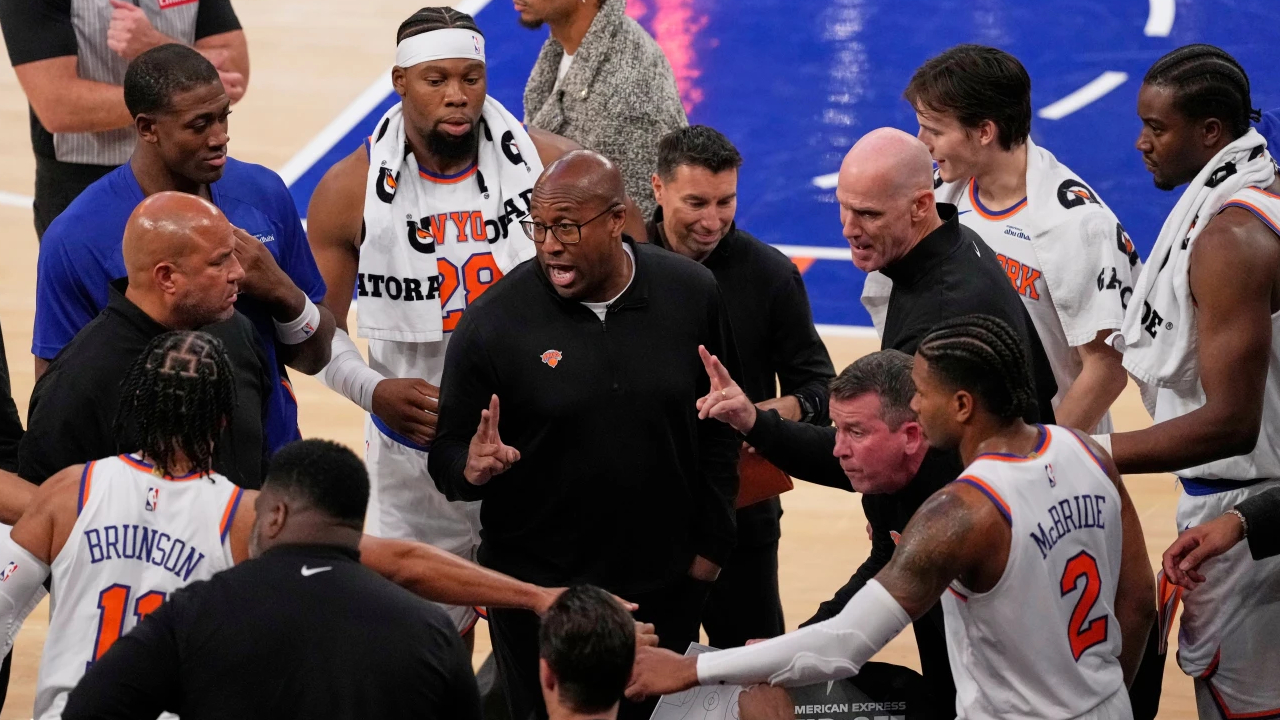 Mike Brown (tengah, berkacamata) memberikan instruksi kepada para pemain Knicks dalam situasi timeout. (Foto: AP)