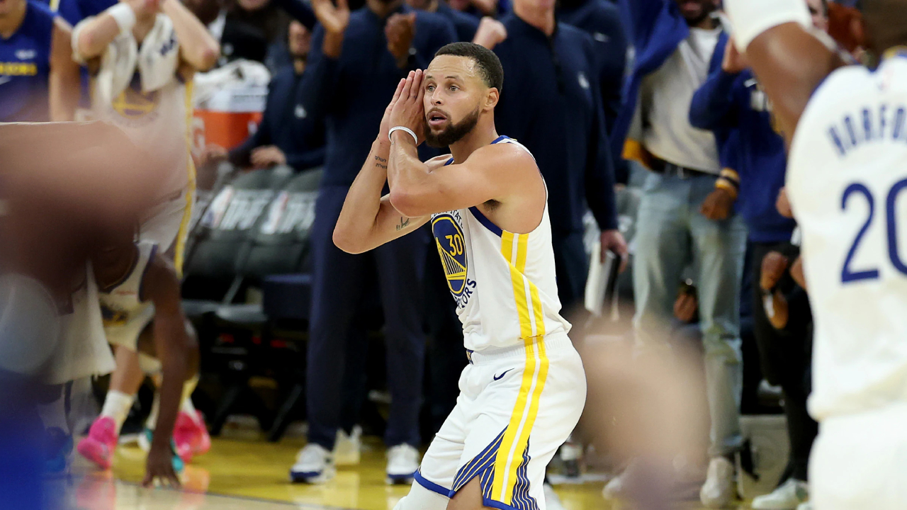 Stephen Curry mengakhiri kemenangan dengan gestur khasnya “night night”. (Foto: AP)