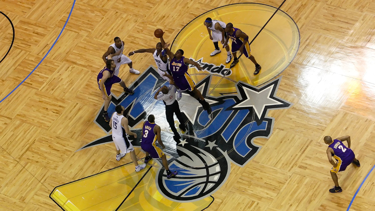 Keputusan untuk mengecat ulang logo Final NBA tidak hanya menandakan kembalinya tradisi, tetapi juga pengakuan akan peran penting identitas visual dalam budaya olahraga. (Foto: AP)