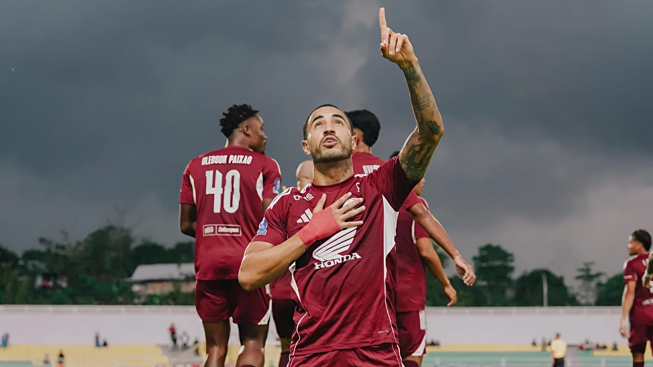 Full back PSM Makassar, Victor Luiz merayakan gol perdananya