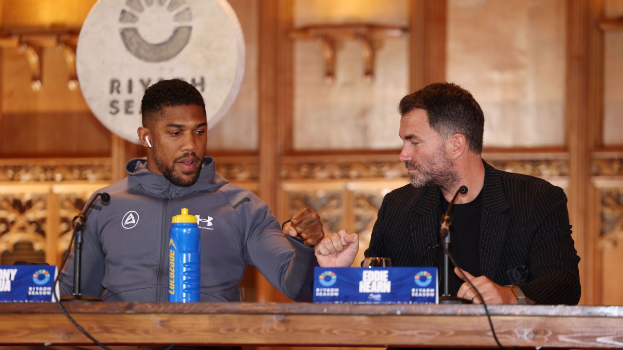 Anthony Joshua (kiri) dan Eddie Hearn. (Foto: Fight TV)
