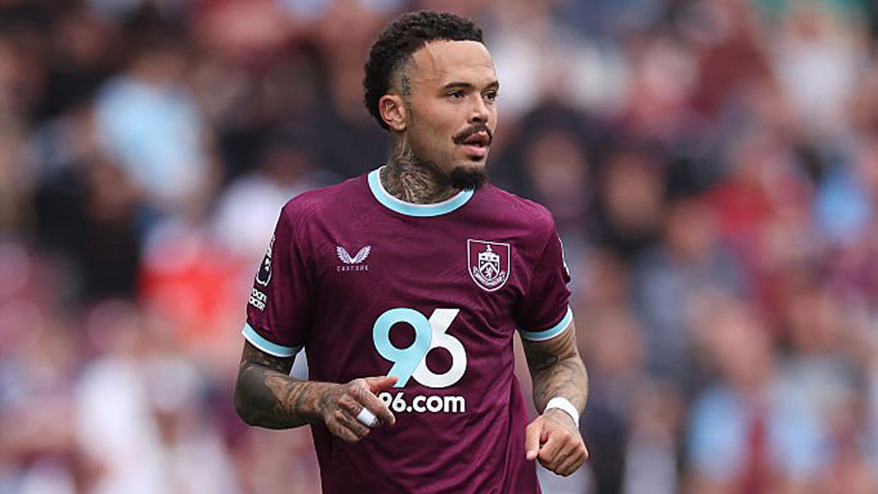 Quilindschy Hartman Yakin Burnley Mampu Tumbangkan Wolves