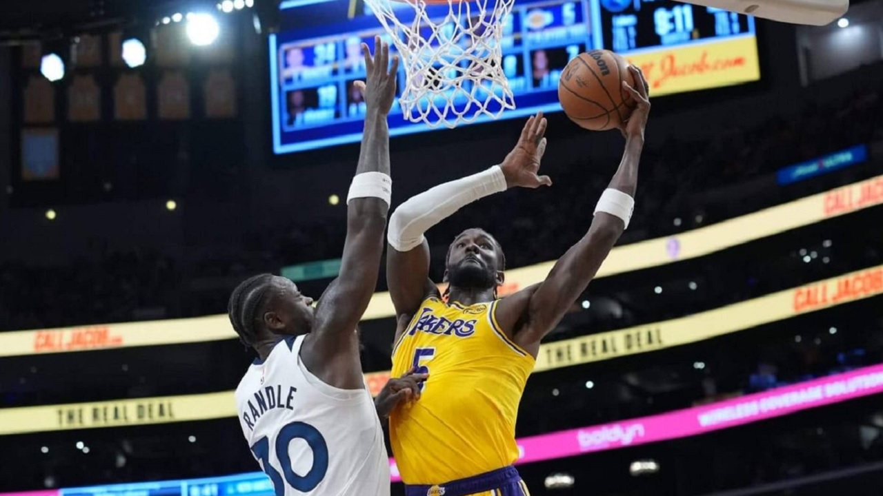 Deandre Ayton fokus untuk bisa bantu Lakers meraih kemenangan.