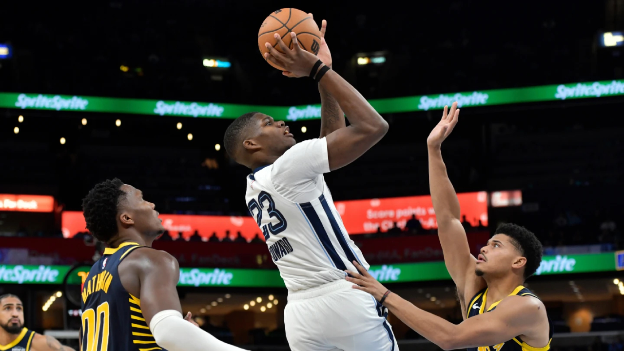 Cedric Coward (tengah) mencetak 27 poin saat Memphis Grizzlies mengalahkan Indiana Pacers 128-103 pada Sabtu (25/10) malam. (Foto: AP)