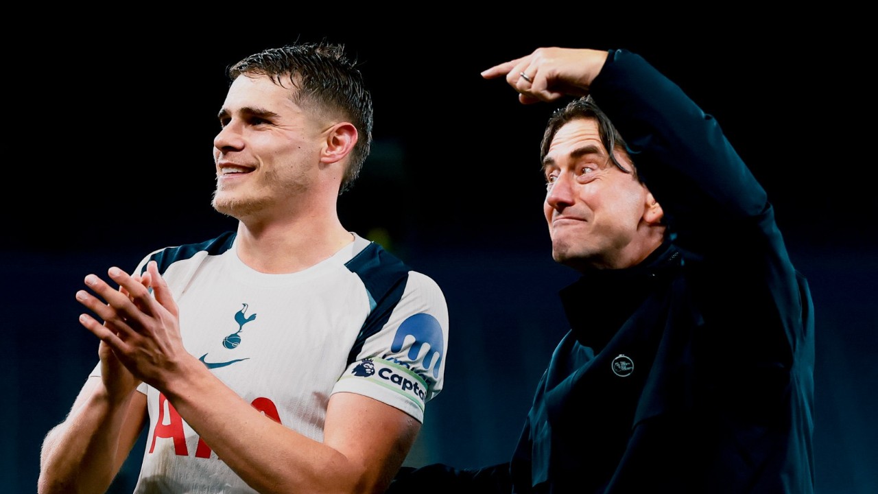 Cetak Brace vs Everton, Frank Puji Micky van de Ven