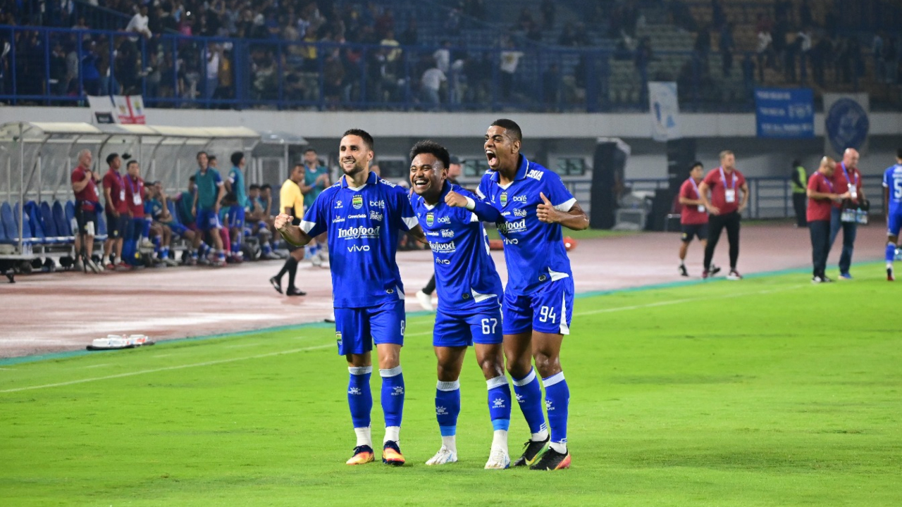 Persib taklukkan Persis 2-0