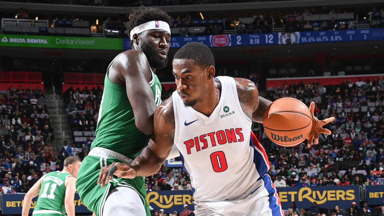 Jalen Duren (kanan) menyumbang 24 poin saat Detroit Pistons mengalahkan Boston Celtics 119-113 pada Minggu (26/10) siang. (Foto: AP)