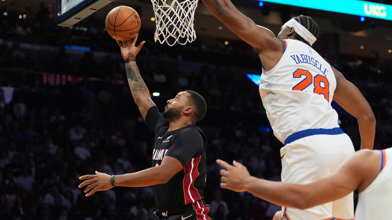 Norman Powell (kiri) mencetak 29 poin saat Miami Heat meraih kemenangan 115-107 atas New York Knicks pada Minggu (26/10) malam. (Foto: AP)
