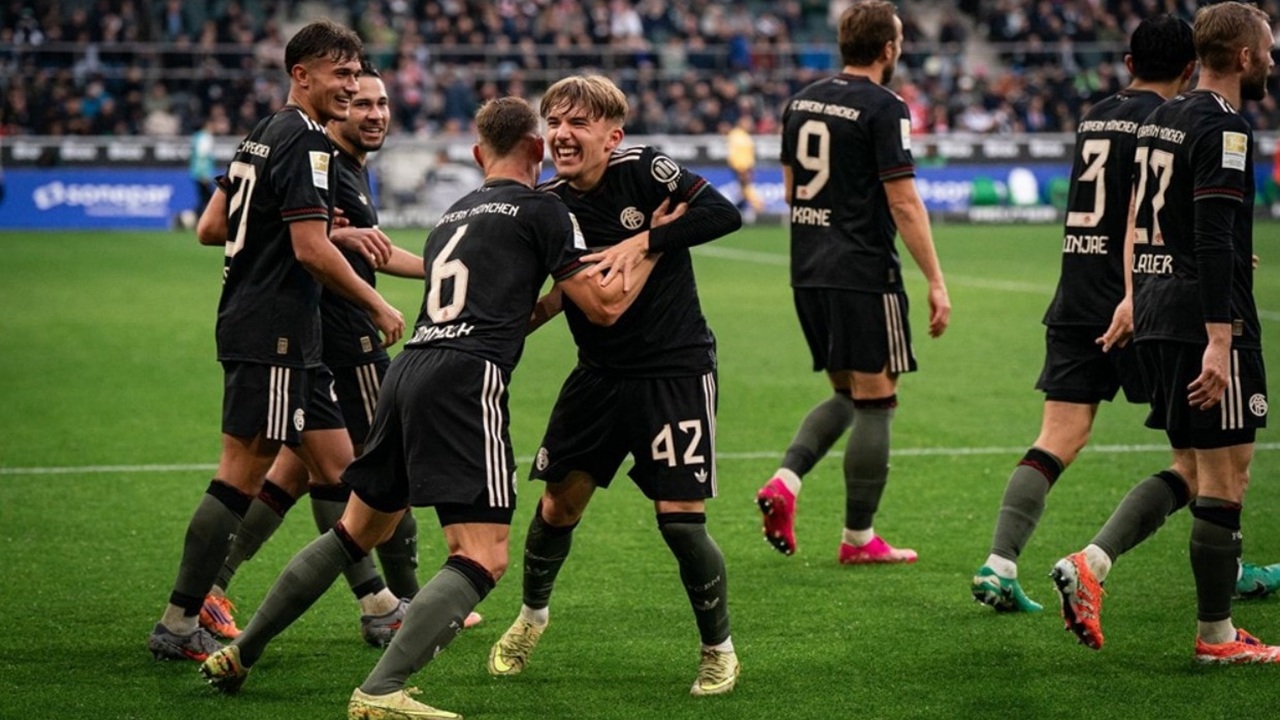 Momen Saat Lennart Karl Selebrasi Bersama Joshua Kimmich dan Pemain Bayern Munich Lainnya Usai Berhasil Menjebol Gawang Borussia Monchengladbach (Sumber: FCBayern)