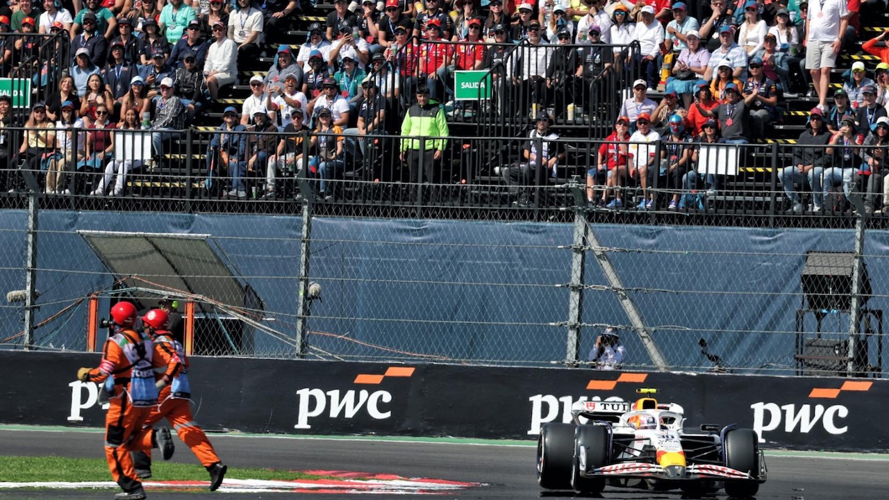 Dua orang marshal menyebrang dan nyaris ditabrak Liam Lawson di GP Meksiko