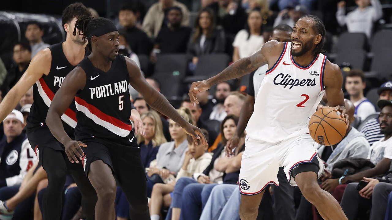 Kawhi Leonard mencetak 30 poin saat Los Angeles Clippers meraih kemenangan 114-107 atas Portland Trail Blazers pada Minggu (26/10) malam. (Foto: AP)