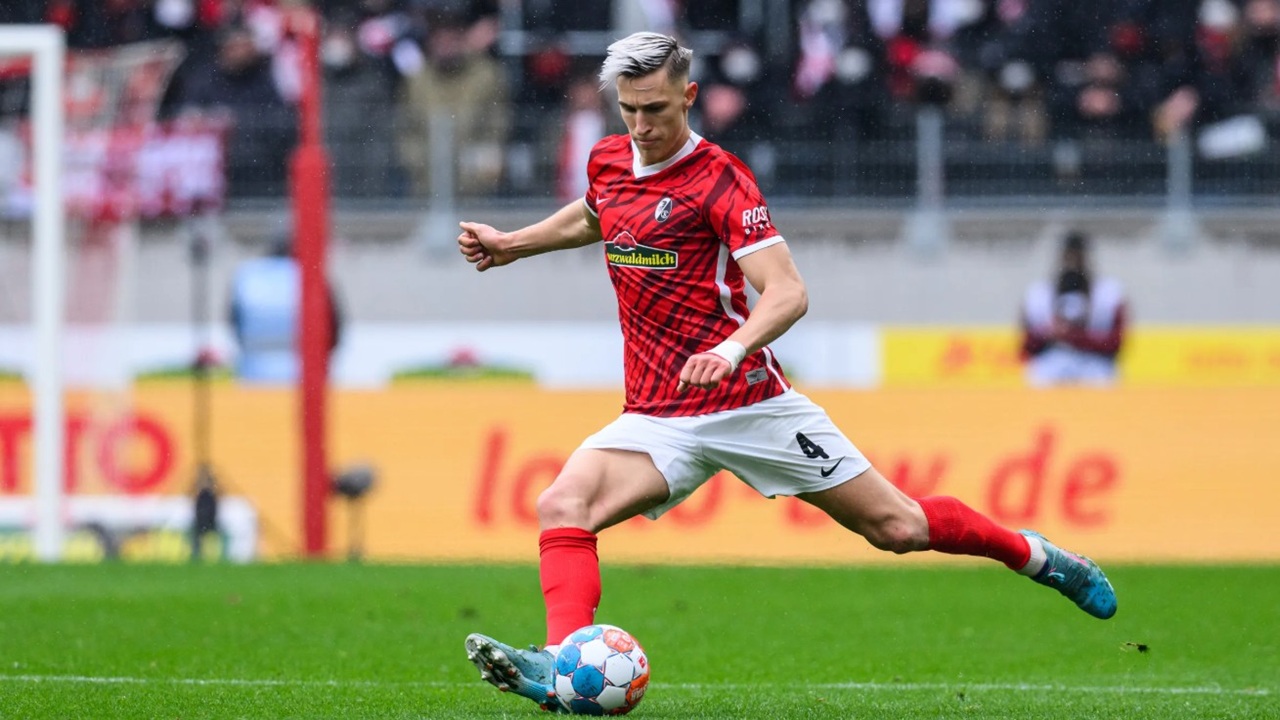 Momen Nico Schlotterbeck Saat Masih Bermain untuk SC Freiburg (Sumber: Helge Prang/GES-Sportfoto via Getty Images)