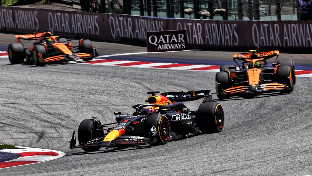 Max Verstappen bertarung melawan Lando Norris (McLaren)
