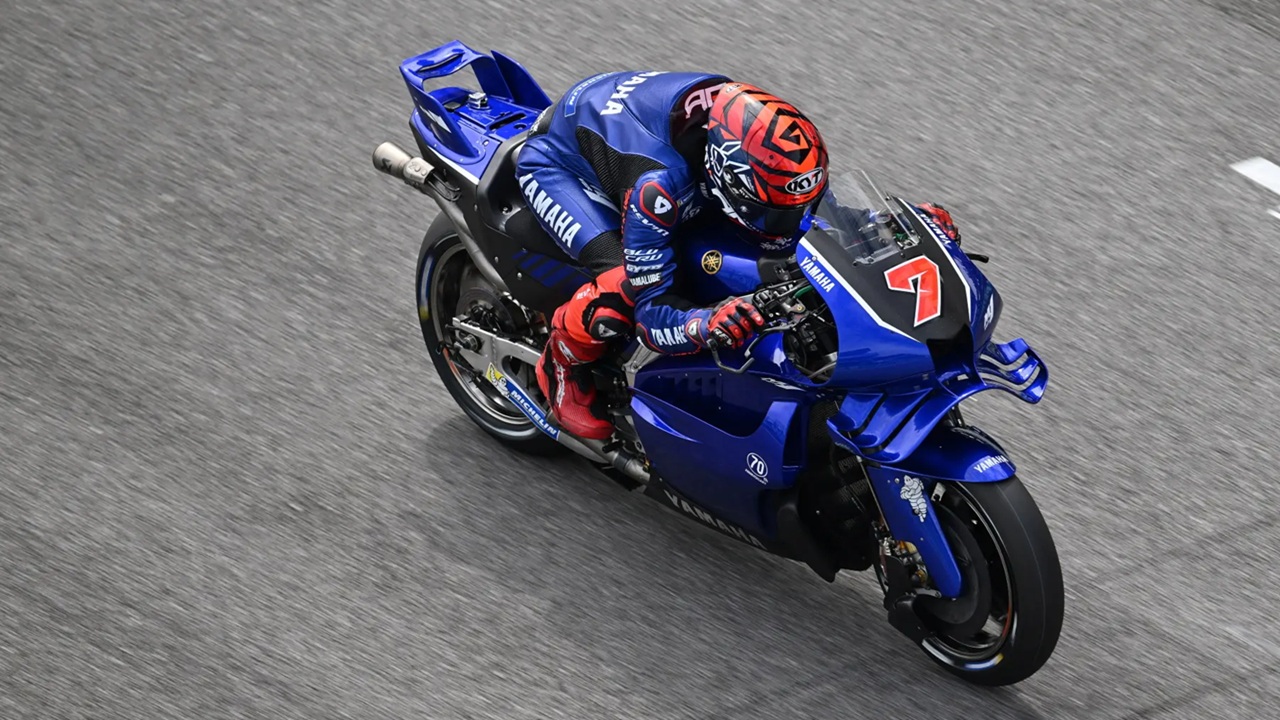 Augusto Fernandez mengetes motor Yamaha V4