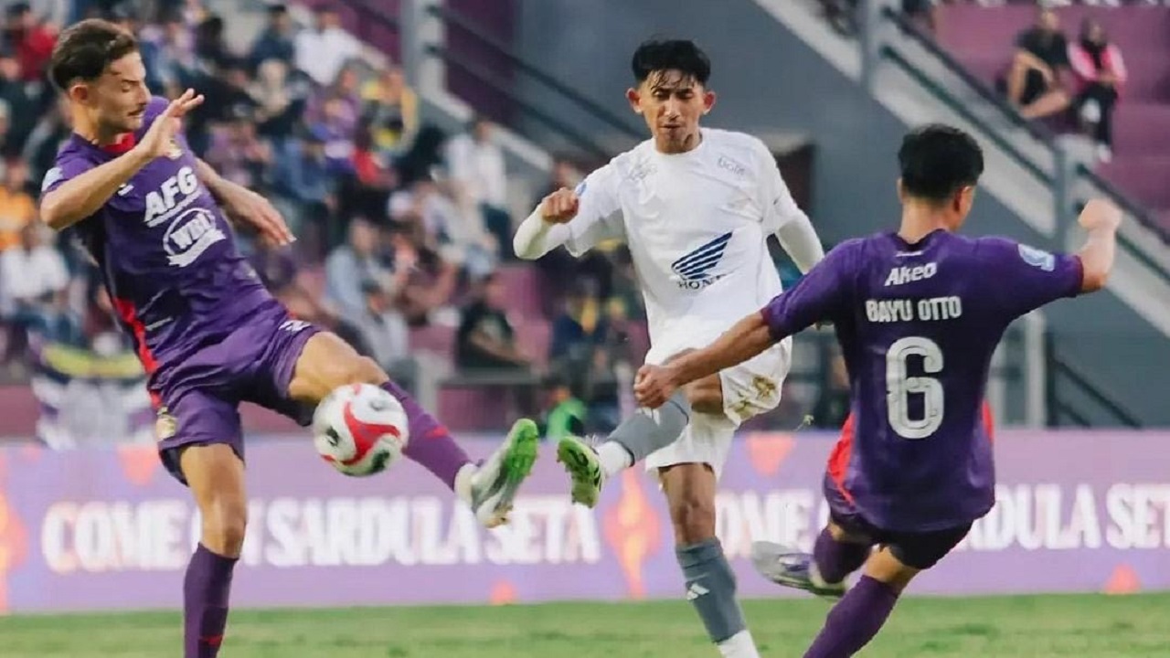 Pemain PSM Makassar, Daffa Salman saat menghadapi Persik Kediri