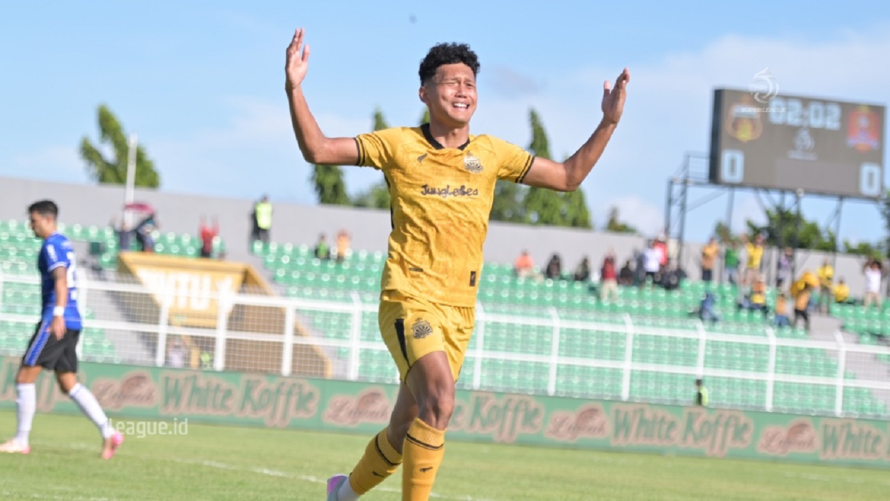 Pemain Bhayangkara FC, Ginanjar Wahyu merayakan gol ke gawang Persijap Jepara