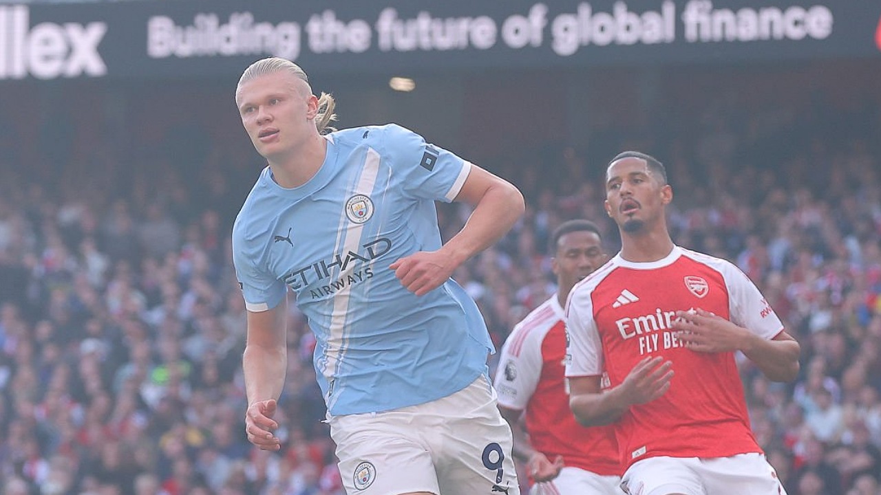 Erling Haaland jadi momok menakutkan bagi Arsenal. (Foto: James Gill - Danehouse/Getty Images)