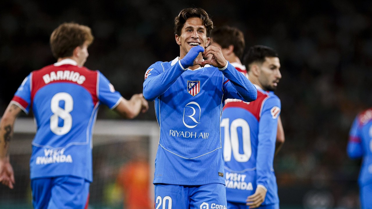 Giuliano Simeone merayakan golnya ke gawang Betis