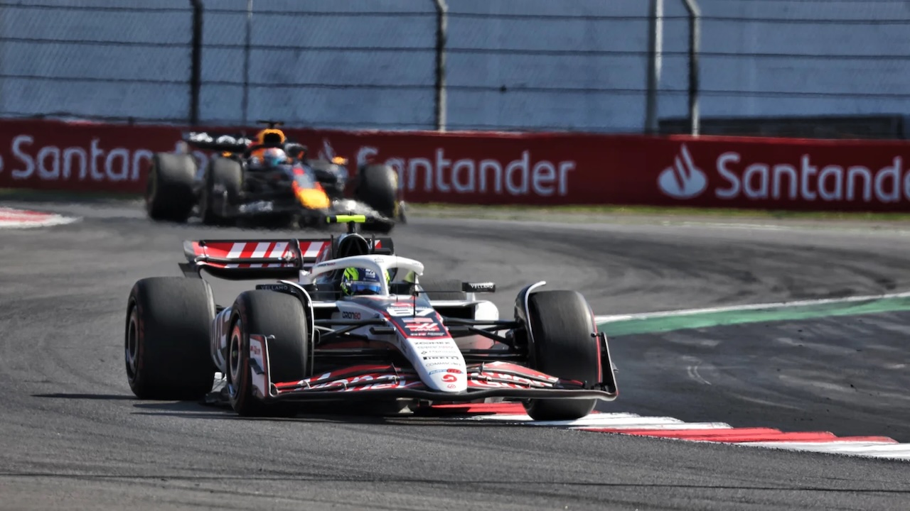 Oliver Bearman Gugup Saat Duel Langsung dengan Max Verstappen di Meksiko