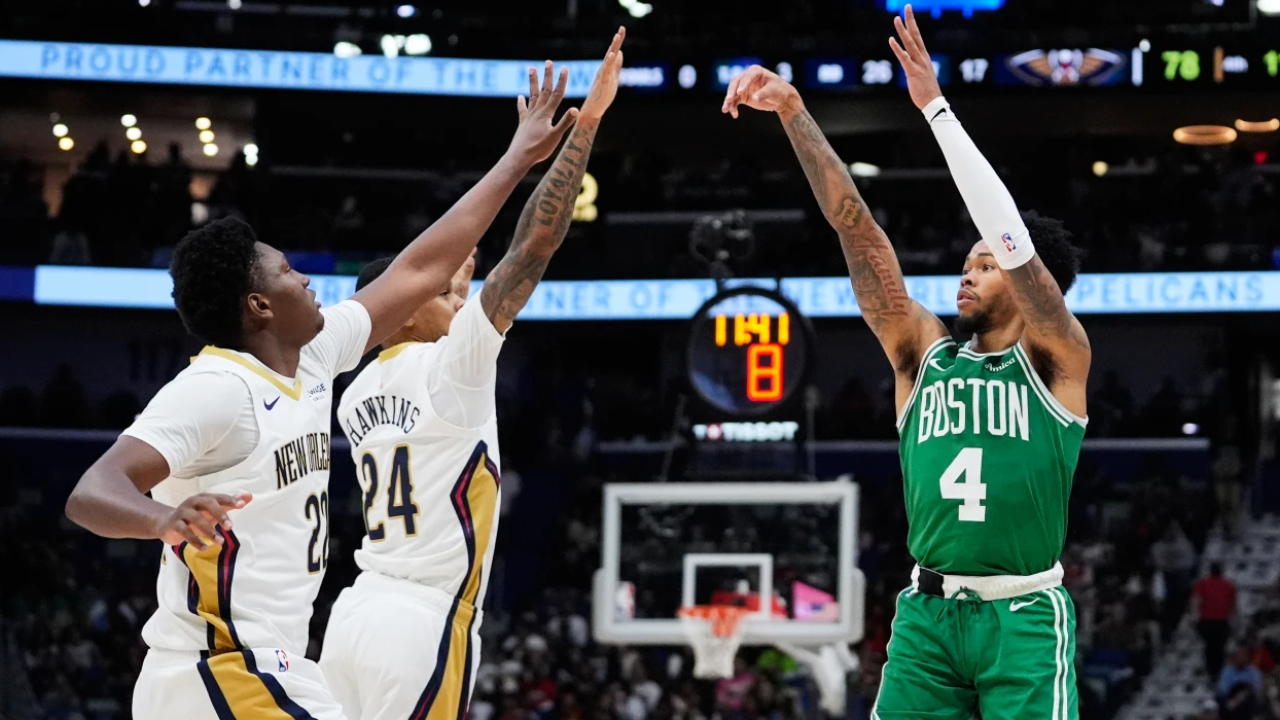 Anfernee Simons (kanan) mencetak 25 poin saat Boston Celtics mengalahkan New Orleans Pelicans dengan skor 122-90 pada Senin (27/10) malam. (Foto: AP)