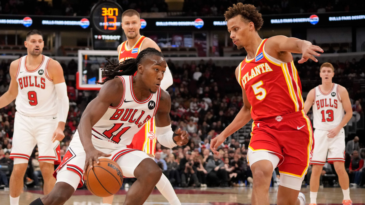 Ayo Dosunmu (kiri) mencetak 21 poin saat tuan rumah Chicago Bulls meraih kemenangan 128-123 atas Atlanta Hawks pada Senin (27/10). (Foto: AP)