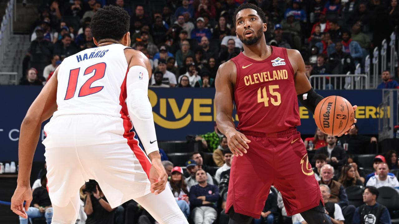 Donovan Mitchell (kanan) mencetak 35 poin saat tim tamu Cleveland Cavaliers mengalahkan Detroit Pistons 116-95 pada Senin (27/10) malam. (Foto: AP)