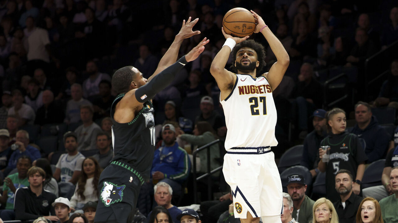 Jamal Murray (kanan) mencetak 43 poin saat Denver Nuggets meraih kemenangan 127-114 atas Minnesota Timberwolves pada Senin (27/10) malam. (Foto: AP)