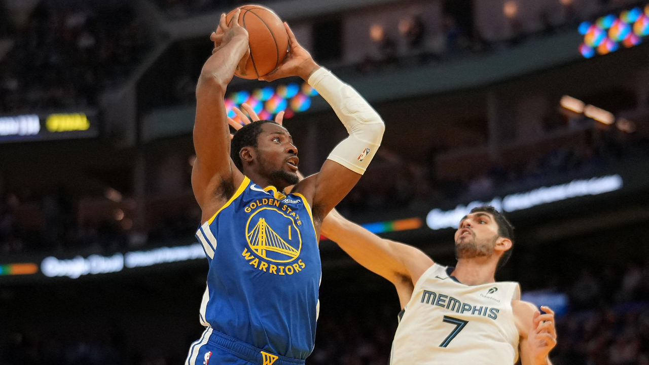 Jonathan Kuminga (kiri) mencetak 25 poin saat Golden State Warriors meraih kemenangan 131-118 atas Memphis Grizzlies pada Senin (27/10) malam. (Foto: AP)