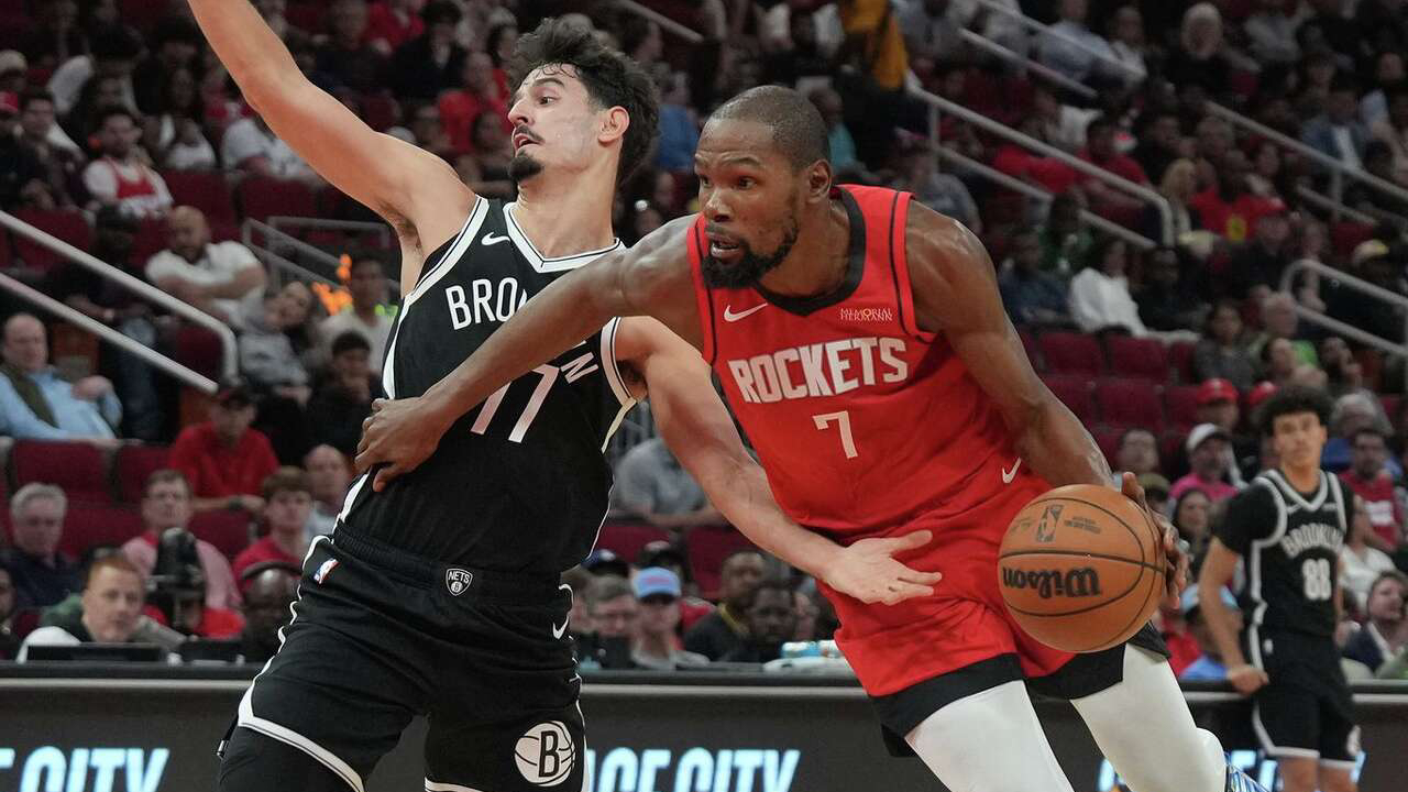 Kevin Durant (kanan) mencetak 19 poin saat Houston Rockets meraih kemenangan atas tim tamu Brooklyn Nets dengan skor 137-109 pada Senin (27/10). (Foto: AP)