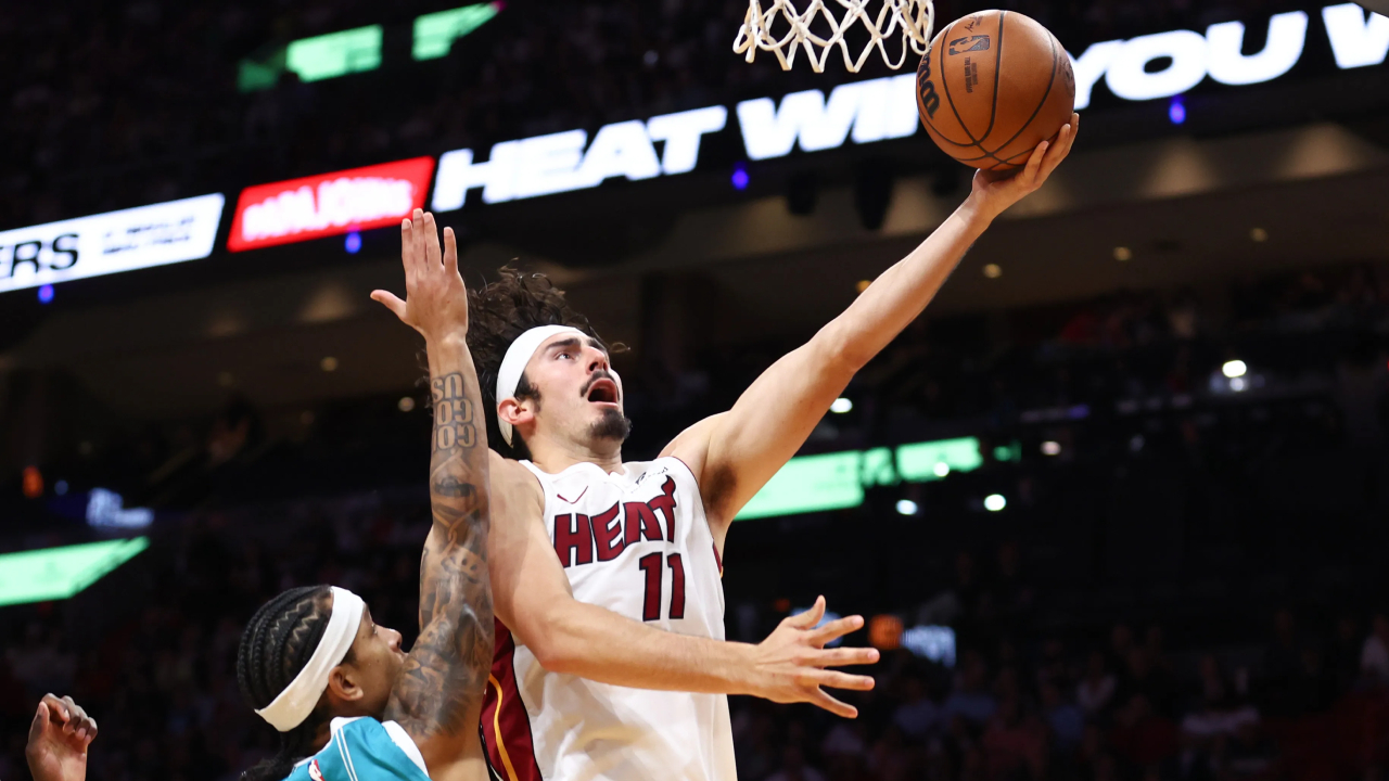 Jaime Jaquez Jr (kanan) mencetak 28 poin saat Miami Heat meraih kemenangan 144-117 atas tim tamu Charlotte Hornets pada Selasa (28/10). (Foto: AP)