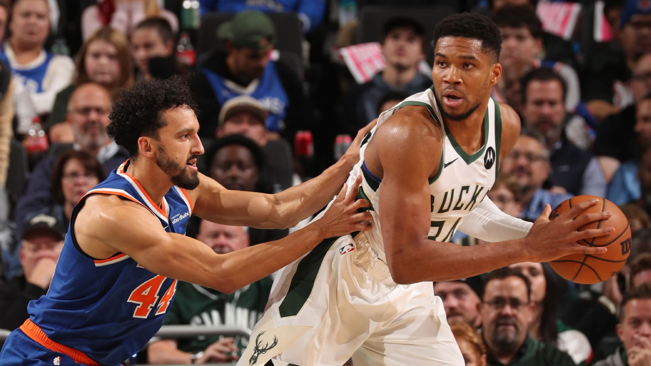 Giannis Antetokounmpo (kanan) mencetak 37 poin saat Milwaukee Bucks menang 121-111 atas tim tamu New York Knicks pada Selasa (28/10) malam. (Foto: AP)