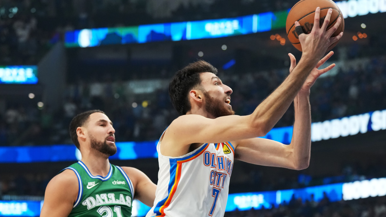 Chet Holmgren (kanan) mencetak 16 poin saat Oklahoma City Thunder menang 101-94 atas Dallas Mavericks pada Senin (27/10). (Foto: AP)