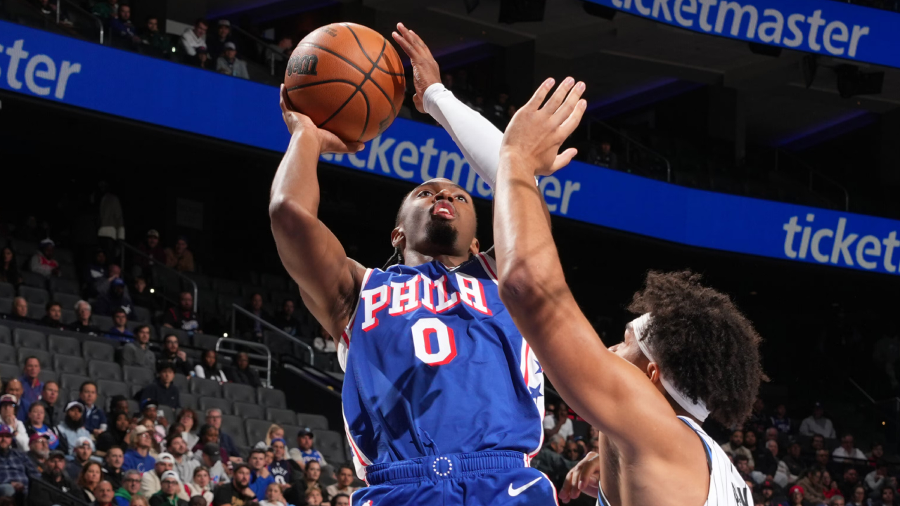 Tyrese Maxey (kiri) mencetak 43 poin saat Philadelphia 76ers mengalahkan Orlando Magic 136-124 pada Senin (27/10). (Foto: AP)