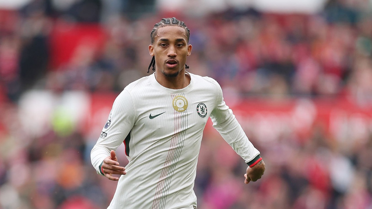 Joao Pedro dibela pelatih Chelsea, Enzo Maresca. (Foto: Michael Regan/Getty Images)